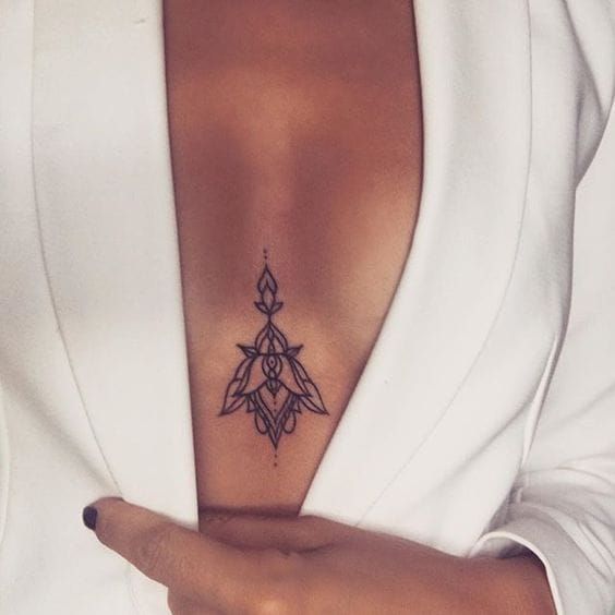 Tatuajes en Pecho para Mujer 24