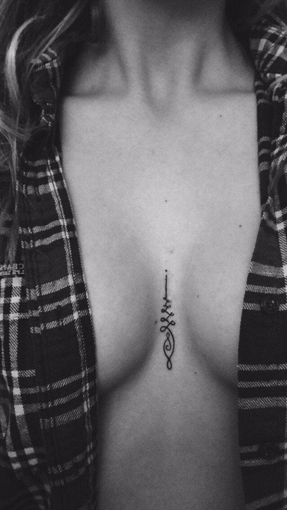 Tatuajes en Pecho para Mujer 23