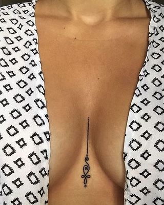 Tatuajes en Pecho para Mujer 11