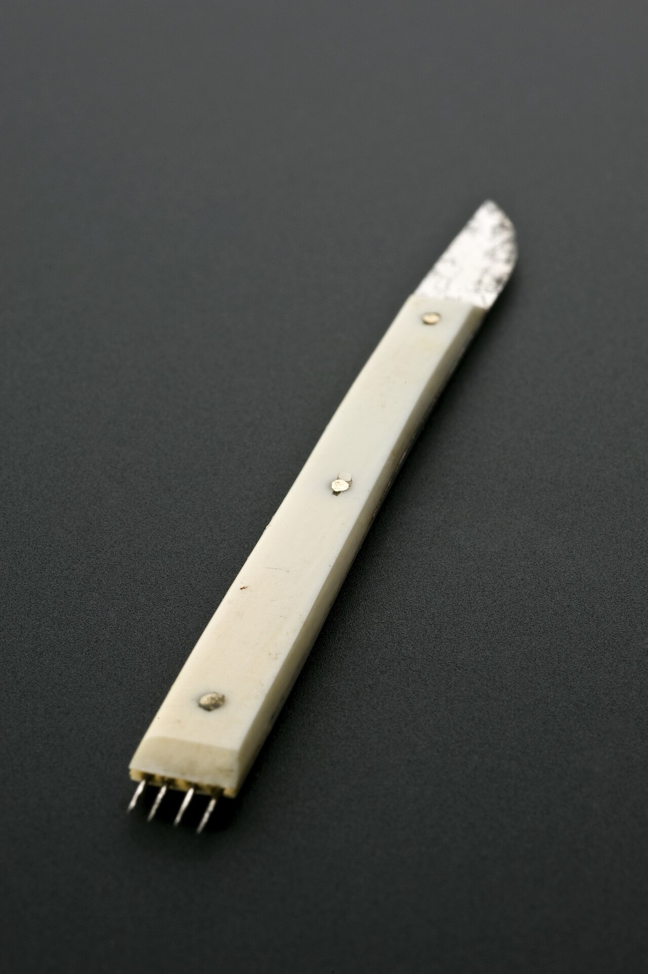 A Weir vaccinator was used to introduce cowpox lymph material into the body via scratches made by scarification. Cowpox gives immunity against smallpox. The four small blades were used to scratch the
