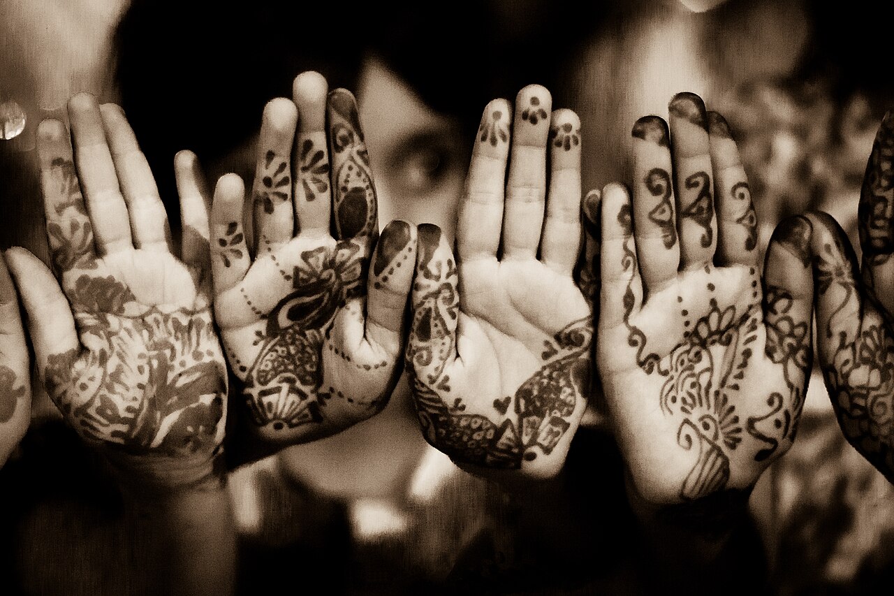 Yesterday was 'Chaand raat' , which translates as the night of the moon. It marks the sighting of moon one day before the muslim festival of 'Eid'. On this day girls decorate themselves with intricate