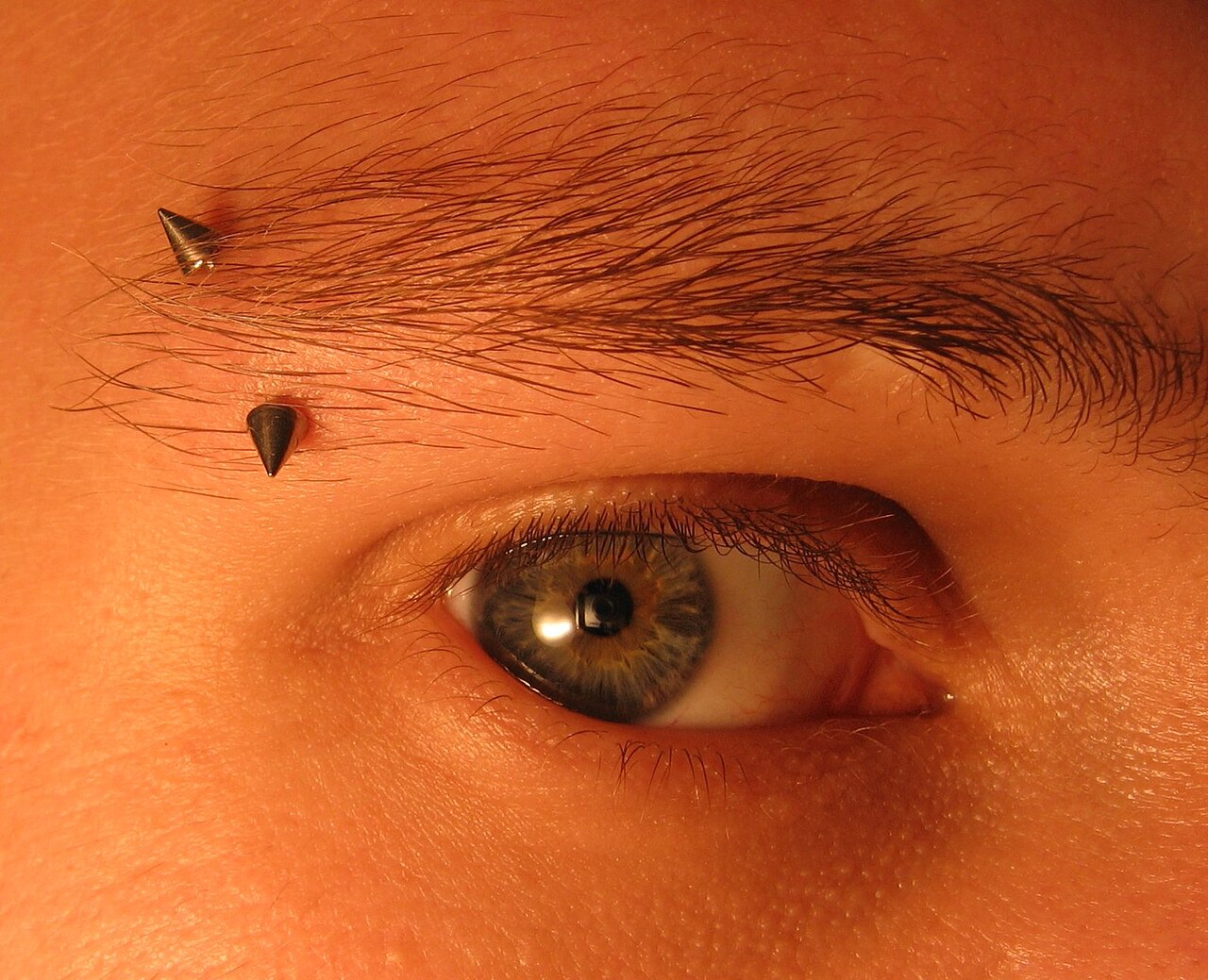 piercing micro banane à l'arcade