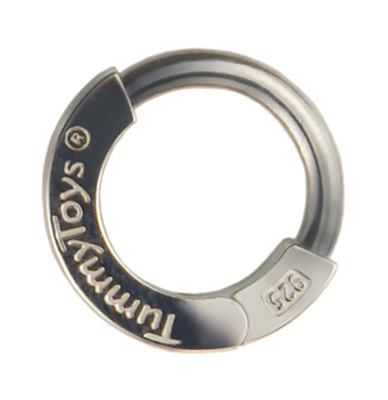 This belly button ring clasp locks securely with an audible snap, an alternative to the standard barbell
