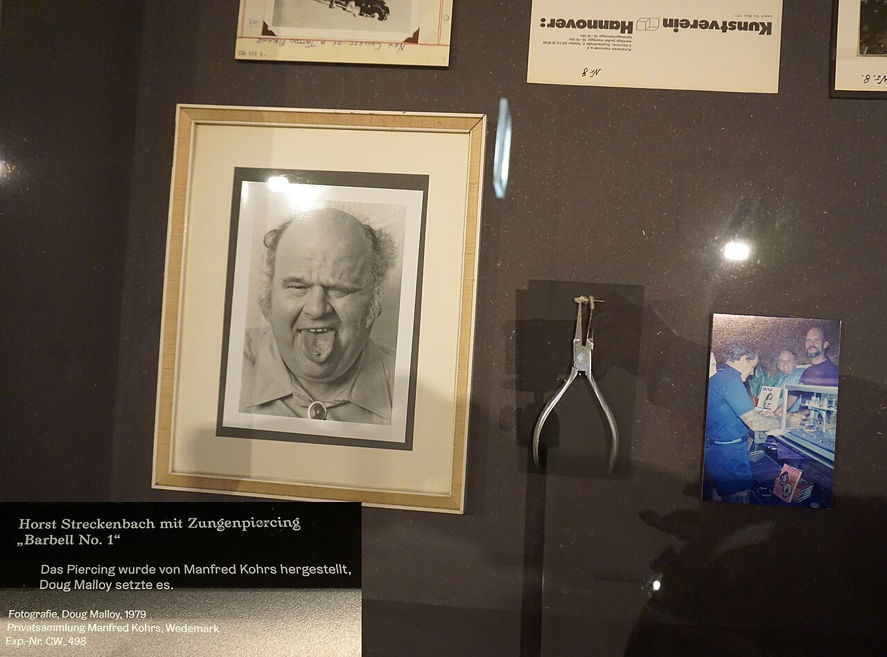 Die Fotografie links zeigt H.H. Streckenbach mit dem ersten Barbell Zungen-Piercing, das der Tätowier-Künstler Manfred Kohrs 1976 anfertigte. Mittig eine von Streckenbach um 1975 angefertigte Piercin