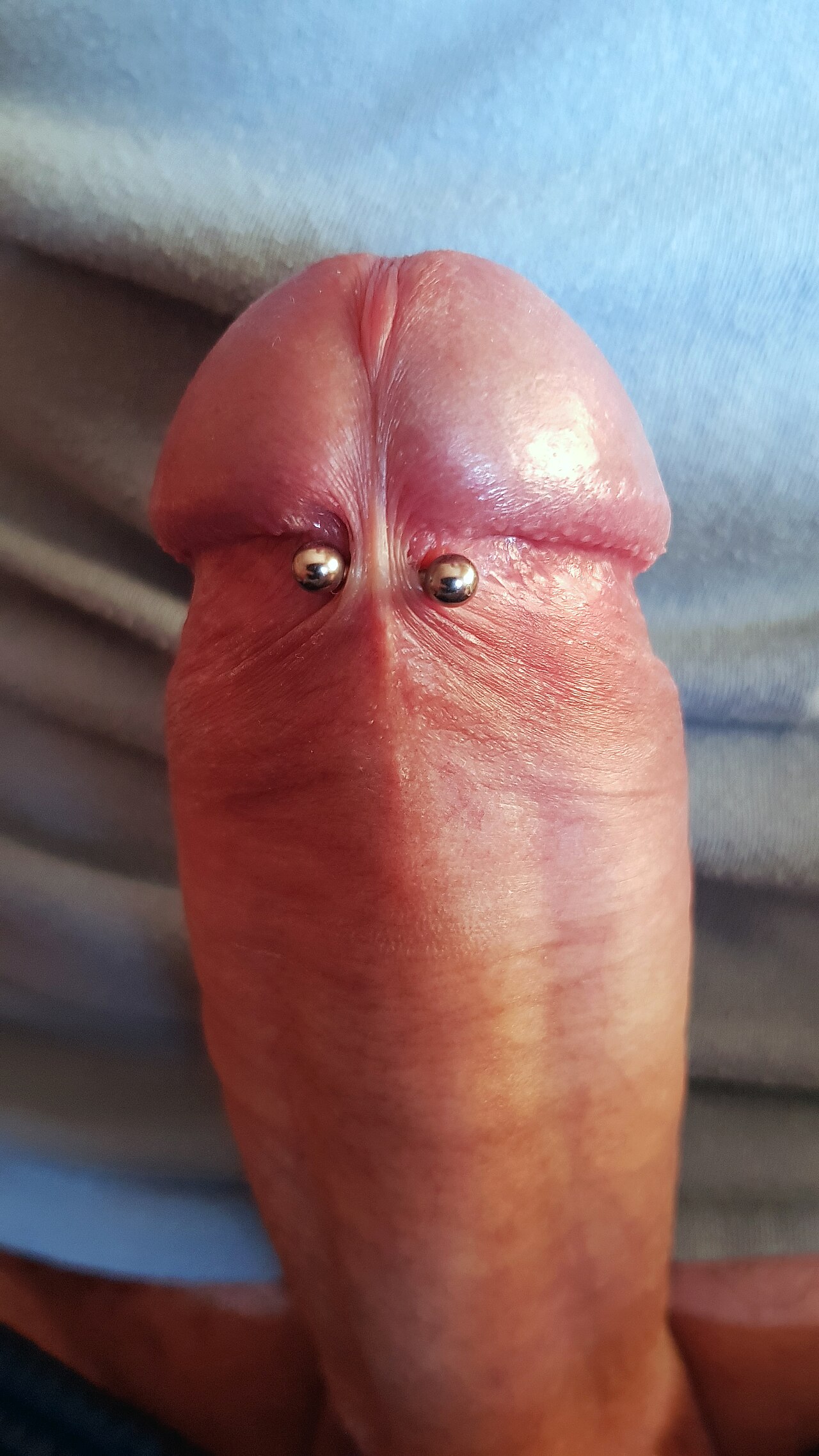 Frenum piercing, 4 mm curved (banana) barbell.