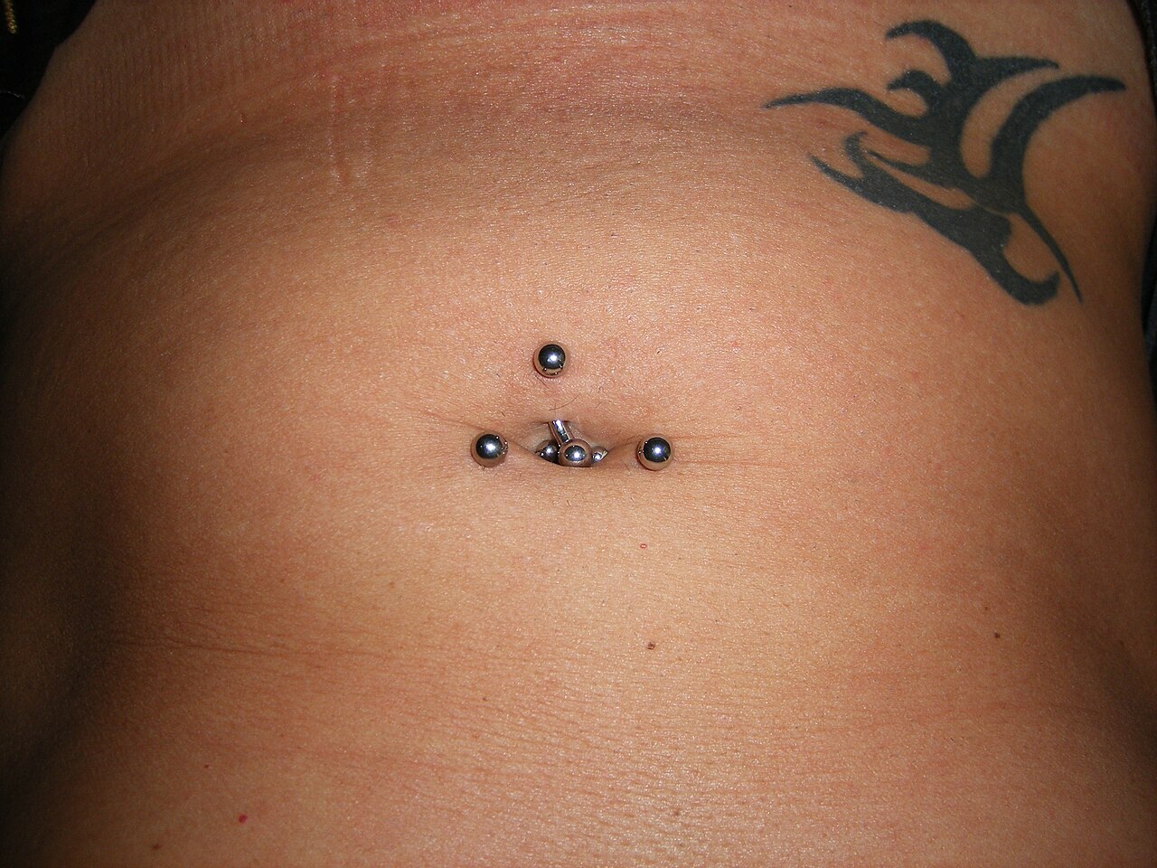 Bauchnabel Piercing Reverse und zwei von oben diagonal