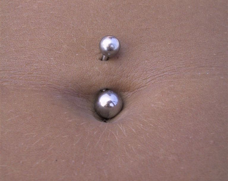 Navel piercing close up. *Photo by: Gabuchan *Source: https://www.flickr.com/photos/gabuchan/2009075/