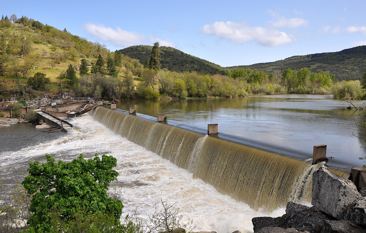 Gold Ray Dam on the Rogue River upstream of Gold Hill in the U.S. state of Oregon. Fish ladder visible on the far bank. The dam, which made fish passage difficult, was removed later in 2010. The concr